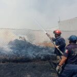 HEROICA LABOR: BOMBEROS DE AMECAMECA EVITAN QUE FUEGO ALCANCE VIVIENDAS EN CALLE INSURGENTES