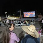 LA ALCALDESA DRA. IVETTE TOPETE LLEVA ALEGRÍA Y CINE A LAS NIÑAS Y NIÑOS DE ZOYATZINGO.