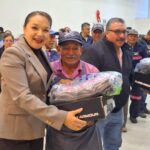 LA ALCALDESA DRA. IVETTE TOPETE ENTREGA EQUIPO Y UNIFORMES A SERVIDORES PÚBLICOS; AMECAMECA TRABAJA CON HECHOS